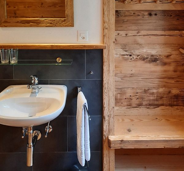 Berggasthaus Gitschenen Waschbecken im Zimmer Zimmer Zimmer 