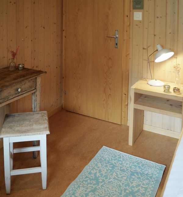Berggasthaus Gitschenen Zimmer mit kleinem Schreibtisch