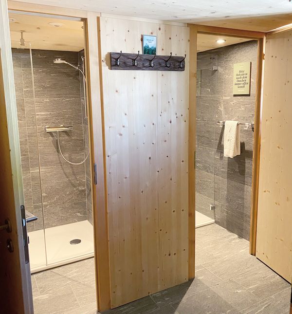 Berggasthaus Gitschenen Badezimmer mit zwei Duschen