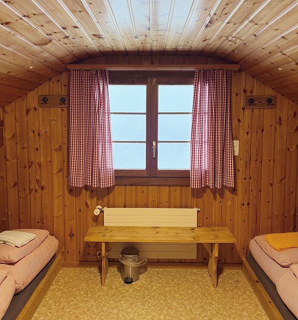 Mehrbettzimmer mi Fenster