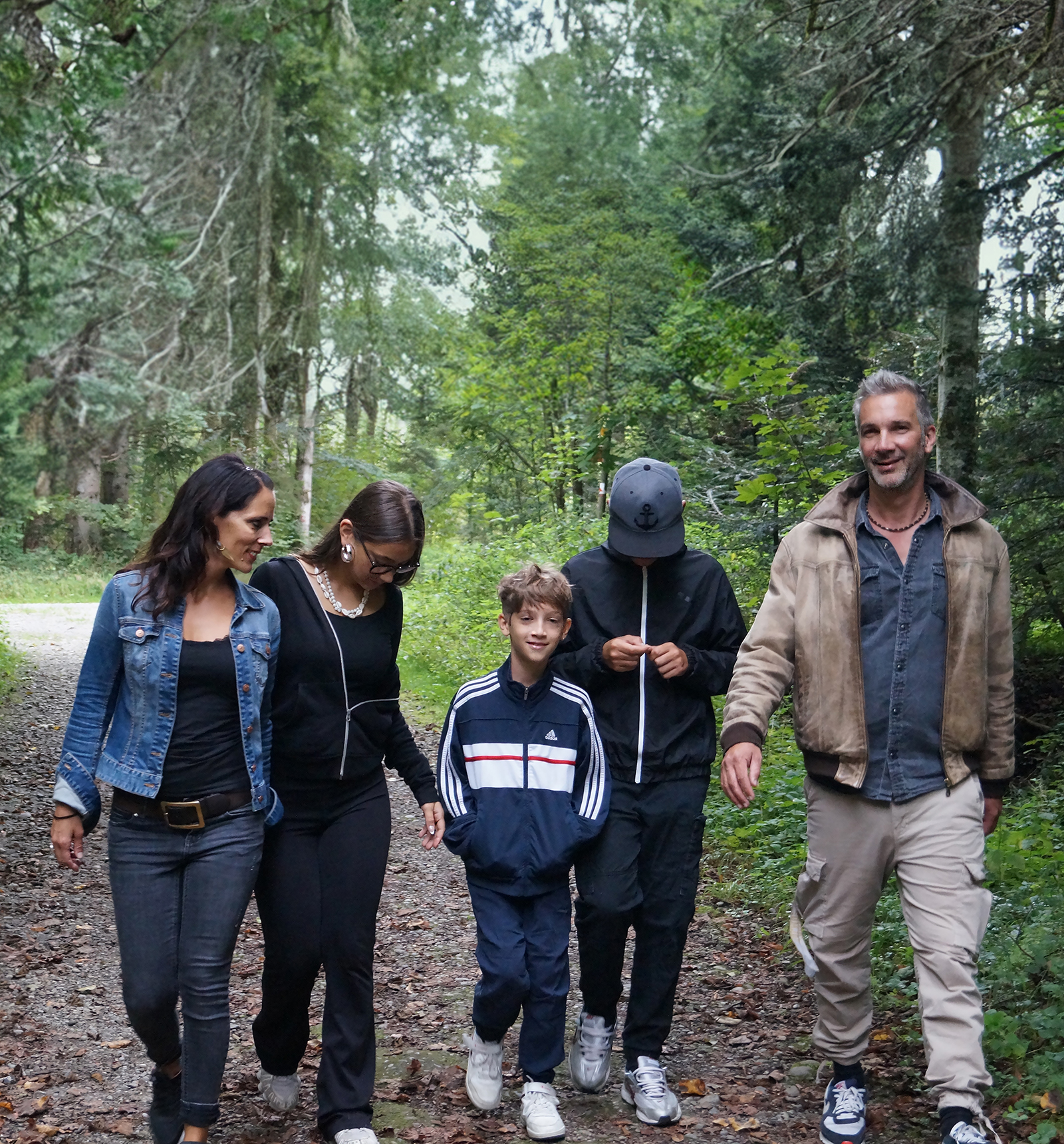 Über uns Familie mit drei Kindern spaziert durch den Wald
